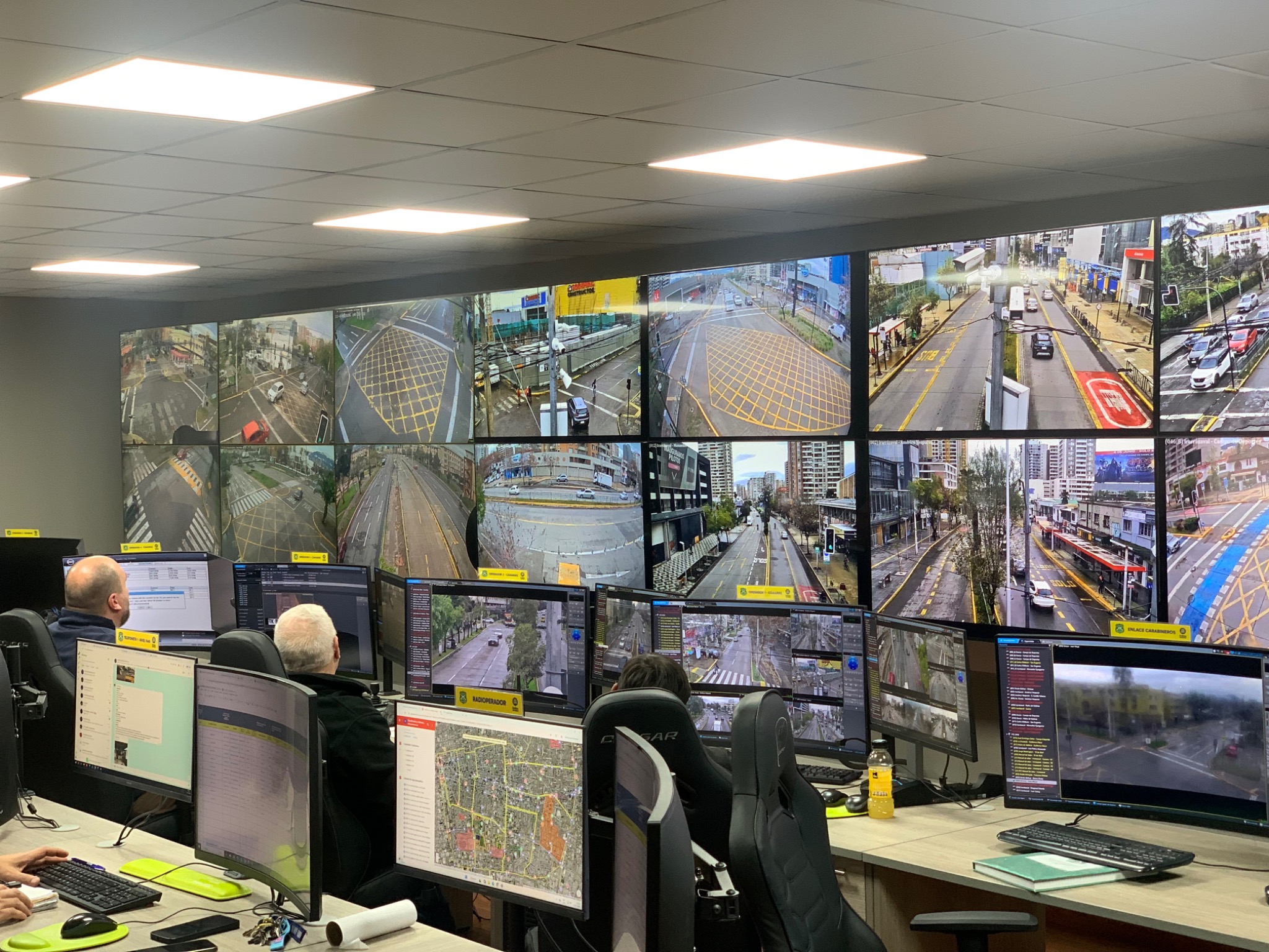 Centro de monitoreo de la Municipalidad de Ñuñoa con videowall y estaciones de operación